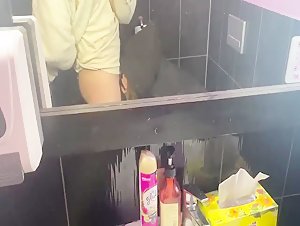 Slut had sex in the toilet of the club. / Шлюшка занялась сексом в туалете клуба.